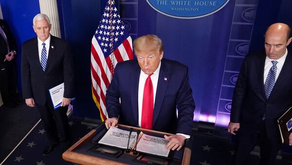 Presidente dos EUA, Donald Trump, durante reunião sobre coronavírus na Casa Branca, em Washington, EUA, 9 de abril de 2020 - Sputnik Brasil