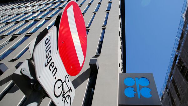 Logotipo da Organização dos Países Exportadores de Petróleo (OPEP), perto de um sinal de trânsito, é visto fora da sede da OPEP em Viena, Áustria, 9 de abril de 2020 - Sputnik Brasil