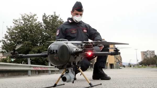 Policial militar italiano usa drone para monitorar uma cidade - Sputnik Brasil