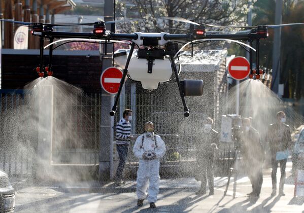 Desinfecção de ruas na França com ajuda de drone - Sputnik Brasil