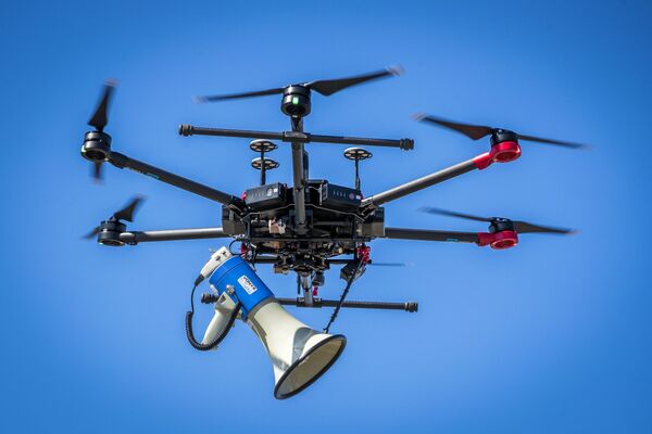 Drone usado pela polícia holandesa no combate à propagação do coronavírus - Sputnik Brasil