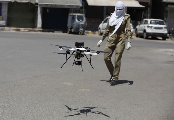 Drone usado pela polícia indiana na vigilância da quarentena - Sputnik Brasil