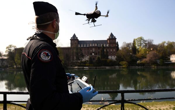 Policial comanda drone usado no combate ao coronavírus na Itália - Sputnik Brasil