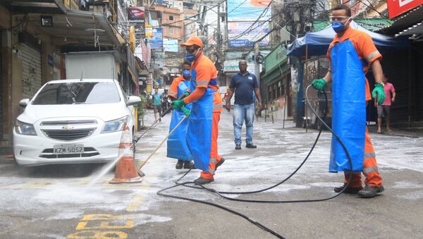 Funcionário da Comlurb fazem a higienização das ruas na favela da Rocinha, na zona sul do Rio de Janeiro - Sputnik Brasil