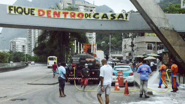 Garis realizam limpeza da parte baixa da Rocinha, no Rio de Janeiro (RJ), para evitar propagação do novo coronavírus - Sputnik Brasil