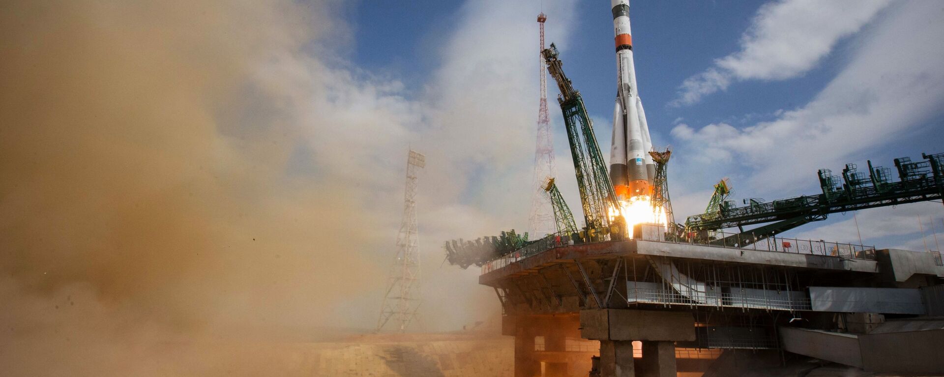Lançamento do foguete portador Soyuz-2.1a com a espaçonave tripulada Soyuz MS-16 levando a tripulação EEI-63 no Centro de Lançamentos de Baikonur - Sputnik Brasil, 1920, 14.01.2023