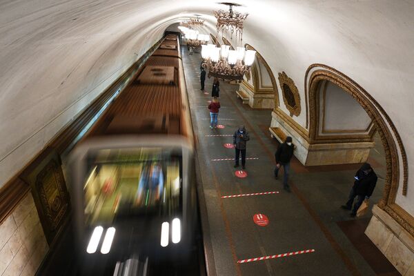 Indicações no chão do metrô de Moscou com o apelo para manter devida distância - Sputnik Brasil