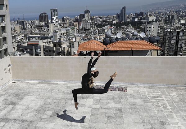 Artista e dançarina profissional do teatro de dança Caracalla treina no telhado de sua casa durante a epidemia do coronavírus em Beirute, no Líbano - Sputnik Brasil