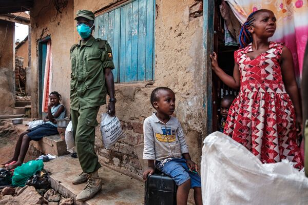 Distribuição de alimentos para os cidadãos mais pobres afetados pela quarentena devido ao coronavírus em Uganda - Sputnik Brasil