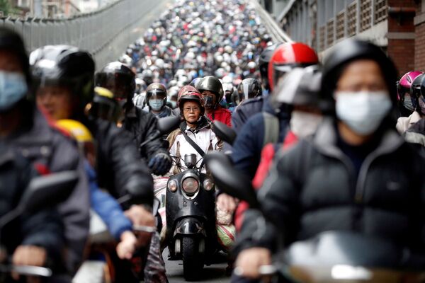 Motociclistas usando máscaras na estrada em Taipé, Taiwan - Sputnik Brasil