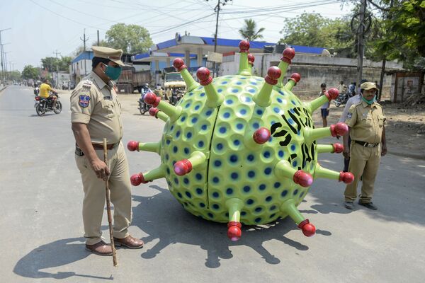 Policiais indianos estão perto de um veículo em forma de coronavírus na cidade de Haiderabade na Índia - Sputnik Brasil