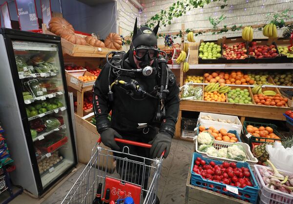 Homem envergando equipamento de mergulho em um supermercado na Rússia - Sputnik Brasil