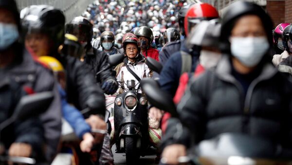 Мотоциклисты в медицинских масках на дороге в Тайбэе, Тайвань - Sputnik Brasil