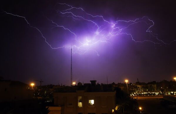 Relâmpago surge no céu no distrito de Rumaithiya em Kuwait - Sputnik Brasil