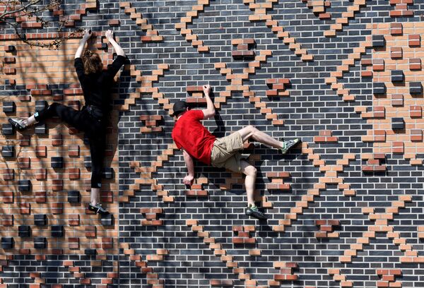 Alpinistas Carlotta e Rafael treinam em uma parede de casa durante a quarentena em Hamburgo, na Alemanha - Sputnik Brasil