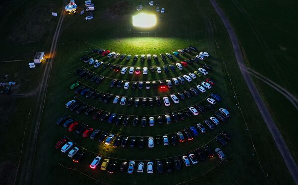 Vista aérea mostra espectadores de cinema sentados em seus carros estacionados a céu aberto na Alemanha - Sputnik Brasil
