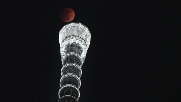 Lua cheia aparece no fundo da torre Tokyo Skytree na capital japonesa - Sputnik Brasil