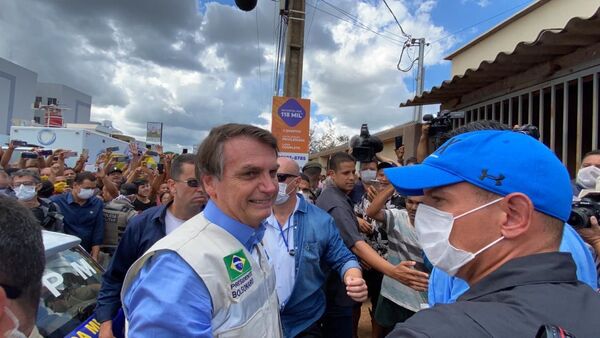 Presidente Jair Bolsonaro acena para apoiadores durante visita ao hospital de campanha em obras em Águas Lindas, em Goiás - Sputnik Brasil