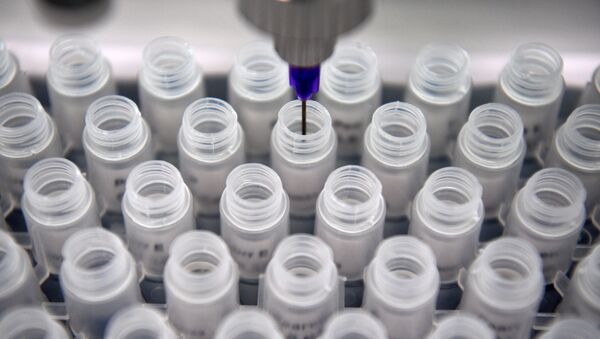 Frascos com reagentes para testes rápidos de coronavírus no laboratório do Parque Tecnológico de Skolkovo - Sputnik Brasil