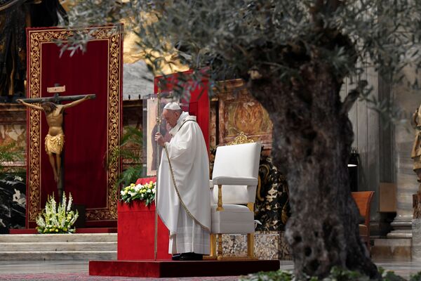 Papa Francisco celebra o Domingo de Páscoa na Basílica de São Pedro, no Vaticano, sem a presença de fiéis devido à pandemia - Sputnik Brasil