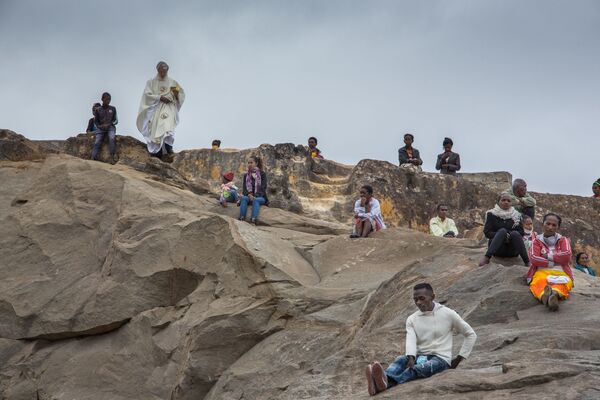 Padre Pedro, fundador da associação Akamasoa, conduz grande celebração de Páscoa em Antananarivo, ao passo que presentes seguem regras de distanciamento social durante a quarentena de prevenção à COVID-19 em Madagascar - Sputnik Brasil