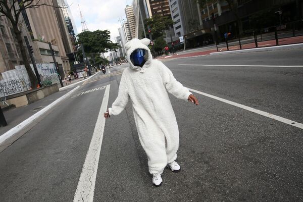 Mulher usa fantasia de Coelho da Páscoa enquanto caminha pela Avenida Paulista, no centro de São Paulo, durante o Domingo de Páscoa - Sputnik Brasil
