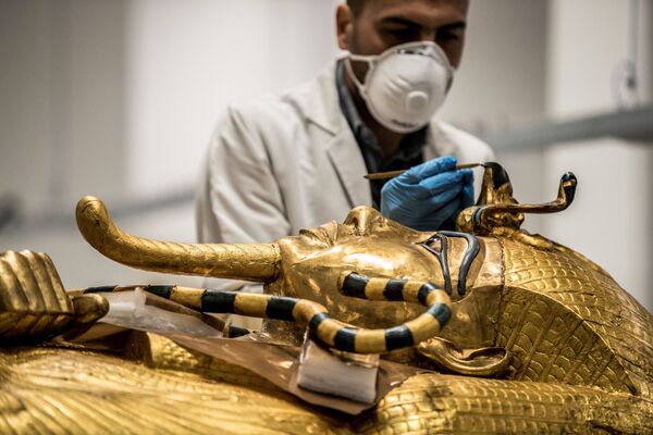 Arqueólogo egípcio realiza trabalho de restauração de sarcófago do faraó Tutancâmon - Sputnik Brasil