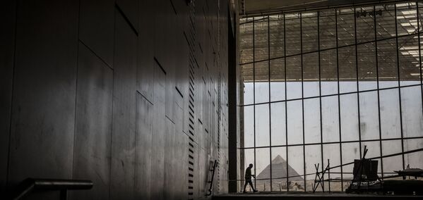 Vista de pirâmide através da janela do Grande Museu Egípcio de Gizé - Sputnik Brasil