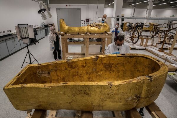 Arqueólogo egípcio com traje de proteção realiza trabalho de restauração de sarcófago - Sputnik Brasil