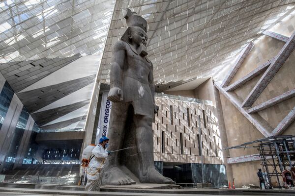 Funcionário realiza limpeza de área em volta da colossal estátua do faraó Ramsés II - Sputnik Brasil