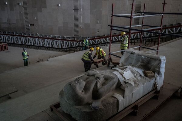 Trabalho de construção da entrada do Grande Museu Egípcio de Gisé - Sputnik Brasil