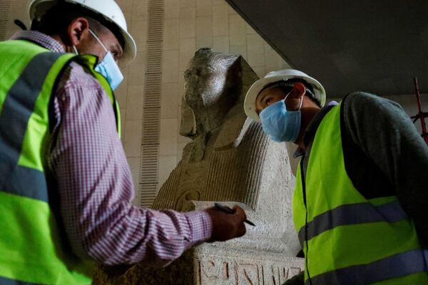 Engenheiros egípcios conversam diante de estátua pertencente ao Grande Museu Egípcio de Gisé - Sputnik Brasil