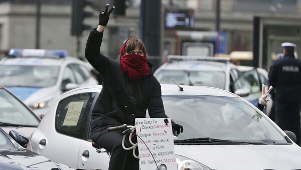 Mulher de máscara participa de protesto conta restrições ao aborto na Polônia. - Sputnik Brasil