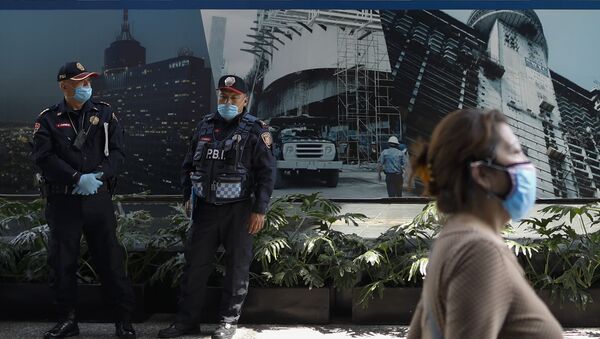 Policiais e pedestre com máscaras para se proteger do coronavírus no México - Sputnik Brasil