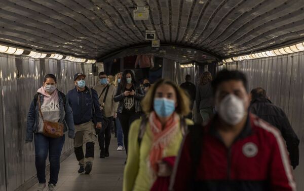 Passageiros usam máscaras para se proteger do novo coronavírus em uma estação de metrô de Barcelona, na Espanha. - Sputnik Brasil