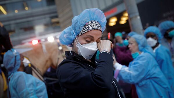 Enfermeira chora em centro médico de Nova York, EUA, 16 de abril de 2020 - Sputnik Brasil