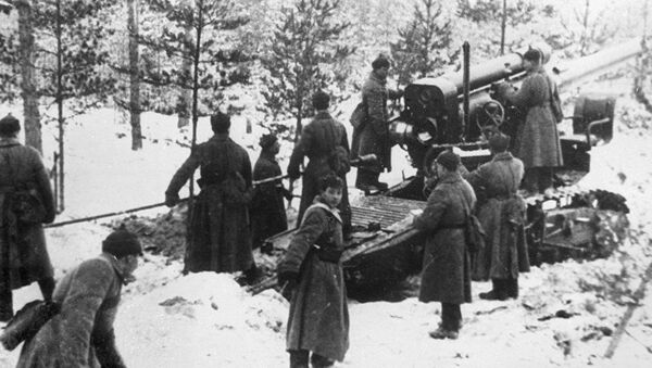 Guerra soviético-finlandesa de 1939-1940. Soldados do Exército Vermelho disparam contra fortificações finlandesas na Carélia (foto de arquivo) - Sputnik Brasil