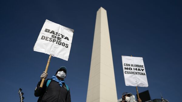 Homens, com máscaras para se proteger do coronavírus, protestam no centro de Buenos Aires, Argentina - Sputnik Brasil