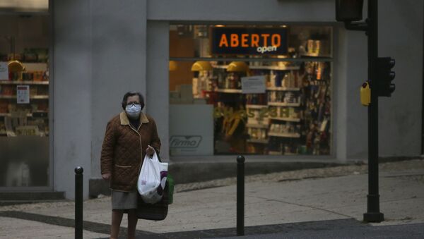 Mulher com máscara para se proteger do coronavírus em Lisboa, Portugal - Sputnik Brasil