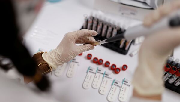 Funcionários de laboratório trabalham com amostras de sangue para detectar infecção por coronavírus, França, 16 de abril de 2020 (foto de arquivo) - Sputnik Brasil