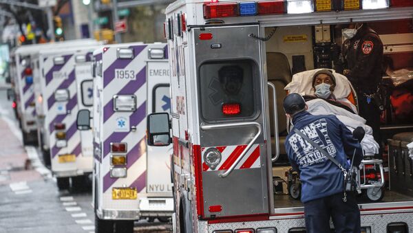 Paciente sendo retirado de ambulância durante a pandemia da COVID-19 em Nova York, EUA, 13 de abril de 2020 - Sputnik Brasil