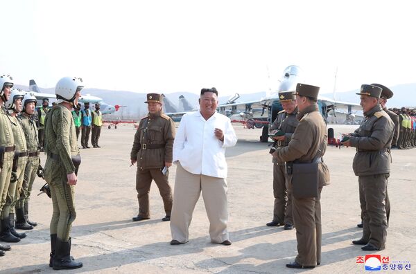 Líder norte-coreano Kim Jong-un durante visita a unidade de defesa antiaérea, com um grupo de aviões de assalto em Pyongyang, na Coreia do Norte, foto sem data divulgada a 12 de abril de 2020  - Sputnik Brasil