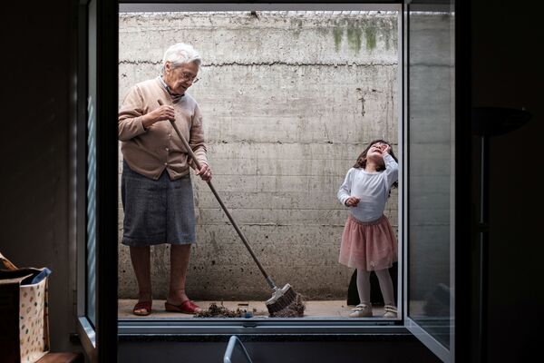 Garota de 2 anos e sua avó de 85 anos durante isolamento em meio à pandemia em San Fiorano, na Itália - Sputnik Brasil