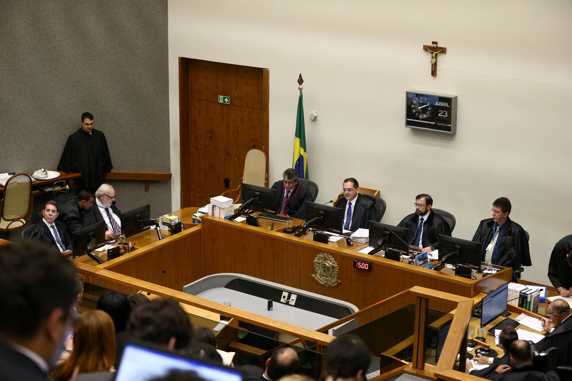 Ministro do STJ vai propor saída jurídica que beneficia Flávio Bolsonaro, diz jornal - Sputnik Brasil, 1920, 23.02.2021