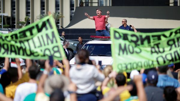 Coronavírus: presidente Jair Bolsonaro participa de ato em Brasília contra as medidas de isolamento social e que também teve slogans pedindo uma intervenção militar - Sputnik Brasil