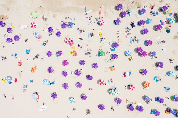 Imagem aérea mostra pessoas se reunindo em uma praia em Hong Kong em meio à pandemia, 19 de abril de 2020 - Sputnik Brasil