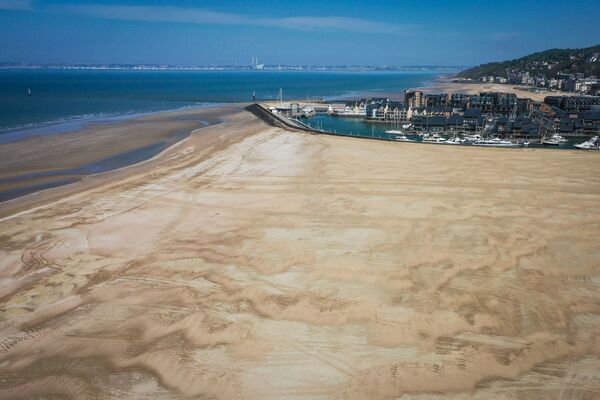 Praia deserta de Deauville durante pandemia, no oeste da França, 19 de abril de 2020 - Sputnik Brasil