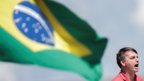 Presidente do Brasil, Jair Bolsonaro, participa de carreata a favor da intervenção militar e contra a quarentena, em Brasília, 19 de abril de 2020 - Sputnik Brasil