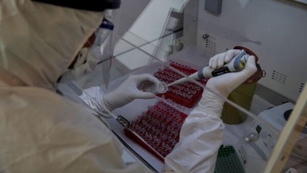 Biólogo trabalha em amostras de tubos de ensaio para detectar coronavírus em laboratório de Istambul, Turquia, 14 de abril de 2020 - Sputnik Brasil