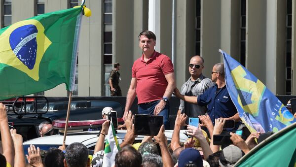 Presidente do Brasil, Jair Bolsonaro, em manifestação em frente ao Quartel-General do Exército que pedia intervenção militar, discursa para presentes - Sputnik Brasil